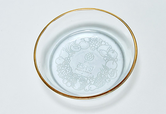 サンドブラスト製法により西村の刻印が入った江戸硝子製の受け皿