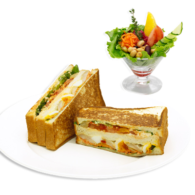 グリルチキンと南欧野菜のサンドイッチ（写真はサラダ付き1,760円）